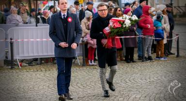 Delegacja składa kwiaty przy pomniku