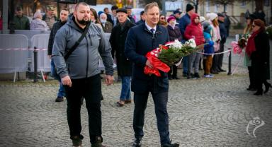 Delegacja składa kwiaty przy pomniku
