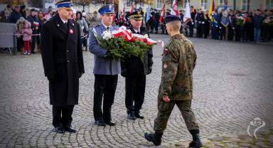 Delegacja składa kwiaty przy pomniku