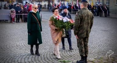 Delegacja składa kwiaty przy pomniku