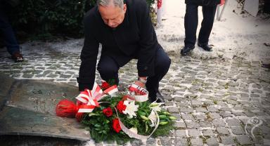 Składanie kwiatów przy pomniku "Ulotka"
