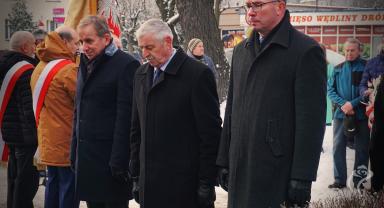 Składanie kwiatów przy pomniku "Ulotka"