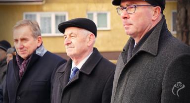 Składanie kwiatów przy pomniku "Ulotka"