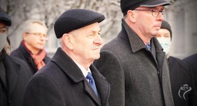 Składanie kwiatów przy pomniku "Ulotka"