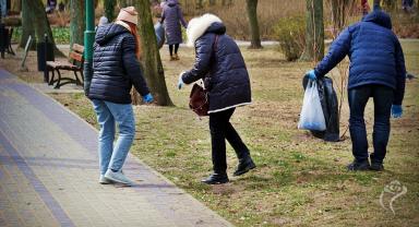 Ukraińcy sprzątają w Parku Traugutta