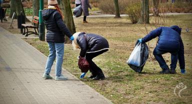 Ukraińcy sprzątają w Parku Traugutta
