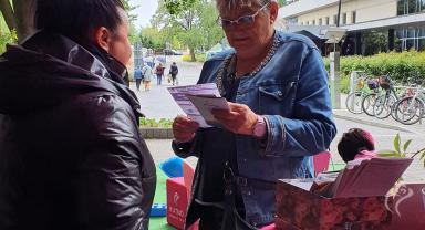 Plenerowe stoisko urzędu miasta podczas Pikniku Wśród Róż