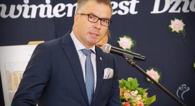 Szkoła Podstawowa nr 2 w Kutnie ma swój sztandar