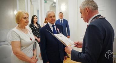 Prezydent Burzyński wręcza odznaczenia za długoletnie pożycie małżeńskie