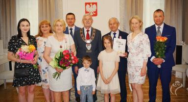Prezydent Burzyński wręcza odznaczenia za długoletnie pożycie małżeńskie