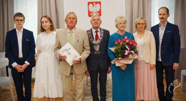 Prezydent Burzyński wręcza odznaczenia za długoletnie pożycie małżeńskie