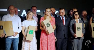 Zdjęcie z wręczenia decyzji o wparciu dla firm inwestujących w Łódzkiej SSE