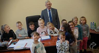 Dzieci z Punktu Przedszkolnego nr 3 w Urzędzie Miasta 