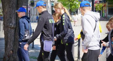 Ukraińscy sportowcy na dziedzińcu Pałacu Saskiego