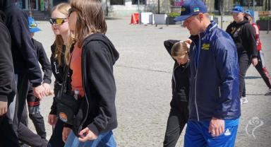 Ukraińscy sportowcy na dziedzińcu Pałacu Saskiego