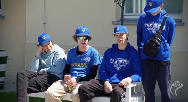 Ukraińscy sportowcy na dziedzińcu Pałacu Saskiego