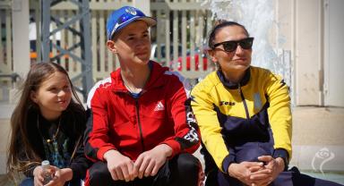 Ukraińscy sportowcy na dziedzińcu Pałacu Saskiego