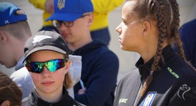Ukraińscy sportowcy na dziedzińcu Pałacu Saskiego