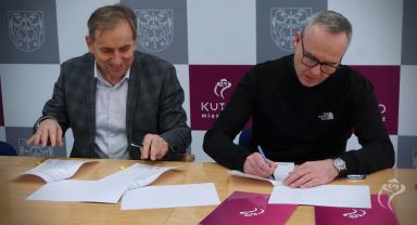 Podpisanie umów z organizacjami pozarządowymi 