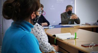 Na zdjęciu widać trzy osoby