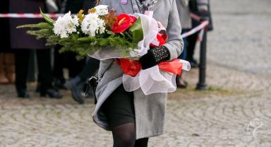 Delegacja składa kwiaty przy pomniku