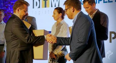 Zdjęcie z wręczenia decyzji o wparciu dla firm inwestujących w Łódzkiej SSE