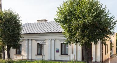 Widok budynku od strony ul. Barlickiego