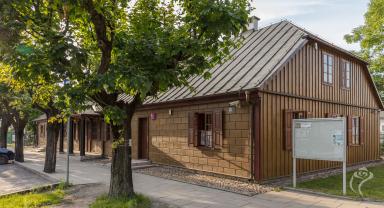 Widok Dworku Modrzewiowego od strony ul. Narutowicza