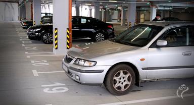 Na zdjęciu widać samochody stojące na parkingu