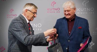 Na zdjęciu widać Prezydenta Kutna wręczającego upominego profesorowi Malinowskiemu