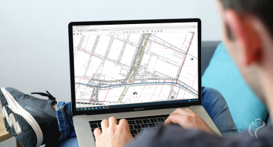 Grafika prezentująca laptopa wyświetlającego fragment planu miesjcowego