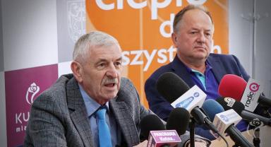 Na zdjęciu widać Prezydenta Kutna Zbigniewa Burzyńskiego i zastęcę Jacka Boczkaję podczas konferencji prasowej