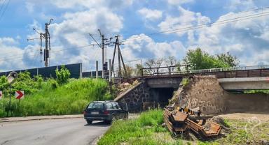 Na zdjęciu widać przejazd pod wiaduktem na Józefowie i przejeżdżający samochód