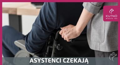 Na zdjęciu widać pomoc udzielaną osobie niepełnosprawnej