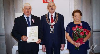 Jubileusze małżeńskie, na zdjęciu widać trzy osoby