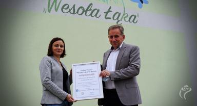 Dyrektor żłobka i zastępca prezydenta Kutna prezentują Wyróżnienie dla Żłobka Wesoła Łąka