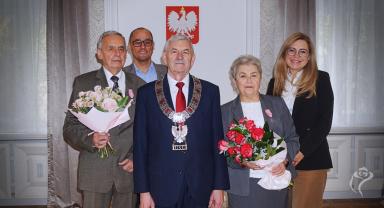 Jubileusz małżeński, na zdjęciu widać pięć osób