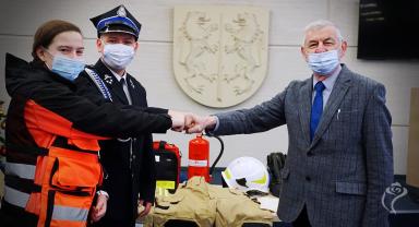 Prezydent Kutna i przedstawiciele OSP Dąbrowszczak podczas przekazania sprzętu