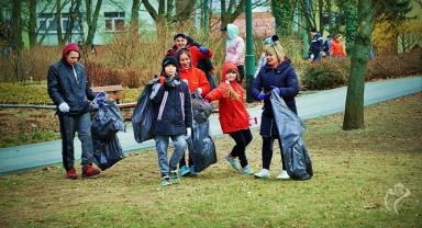 Ukraińcy sprzątający Park Traugutta
