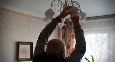 "Złota rączka" podczas wizyty domowej u seniorów
