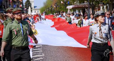 Kutnianie wspólnie z harcerzami ponieśli 100-metrową flagę