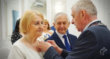 Prezydent Burzyński wręcza odznaczenia za długoletnie pożycie małżeńskie