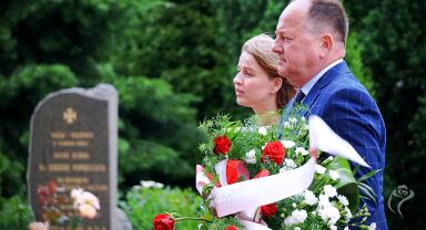 Delegacja UM Kutno składa kwiaty przy tablicy pamiątkowej