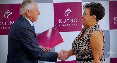 Prezydent wręcza list gratulacyjny z okazji jubileuszu 40-lecia pracy zawodowej