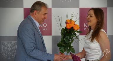 Zbigniew Wdowiak wręcza kwiaty laureatce konkursu Weronice Eliasz