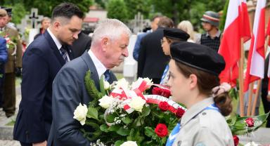 Prezydent Kutna składa kwiaty przy pomniku
